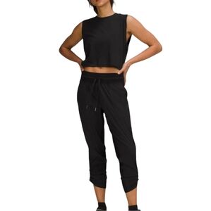 Lululemon Athletica Black Dance Studio Crop Pants Lightwaeight Sweat Wicking Sz8